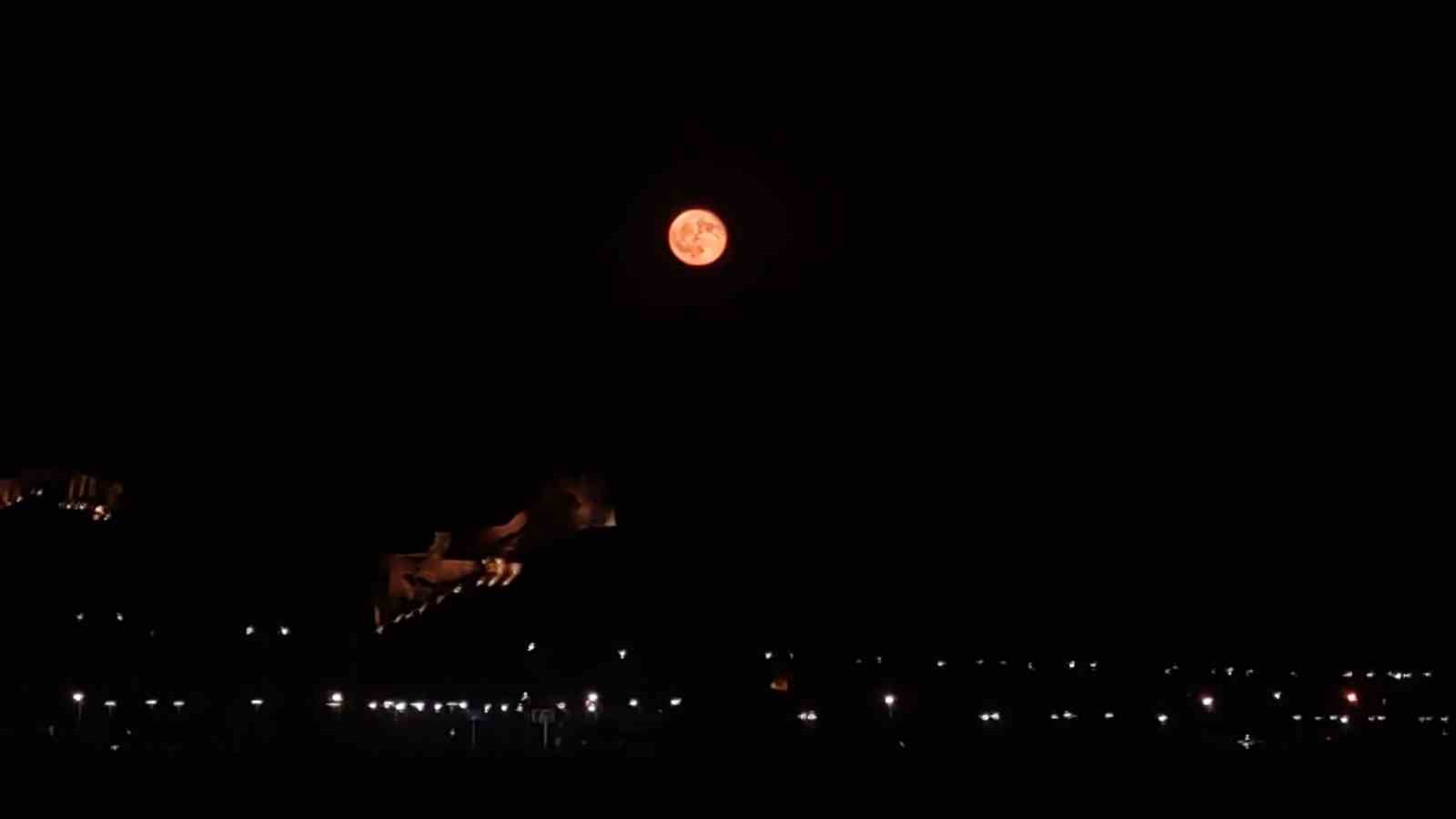 Van Kalesi Dolunayla Işıldadı