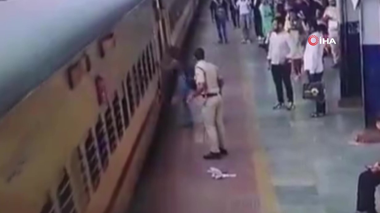 Hindistan’da hareket eden trene binmeye çalışan kadın ezilmekten kıl payı kurtuldu