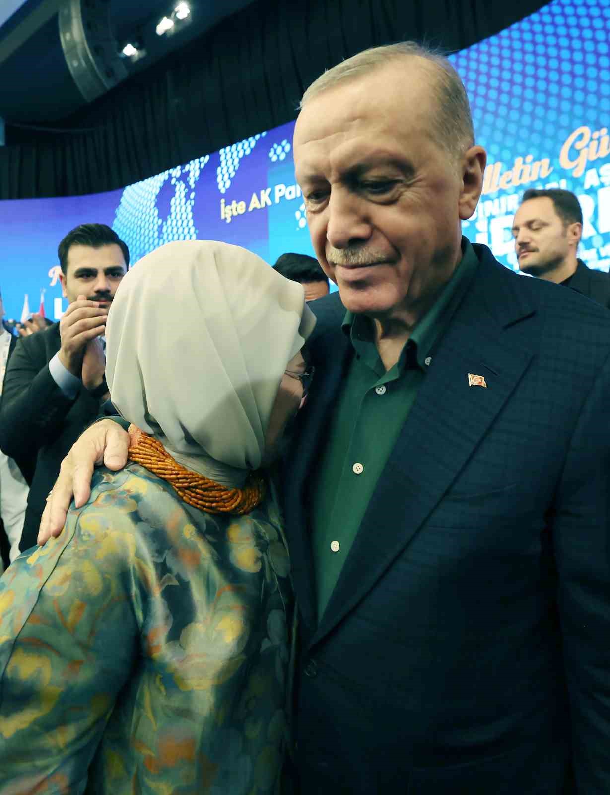 Emine Erdoğan, Cumhurbaşkanı Erdoğan’ın konuşması sırasında duygulandı