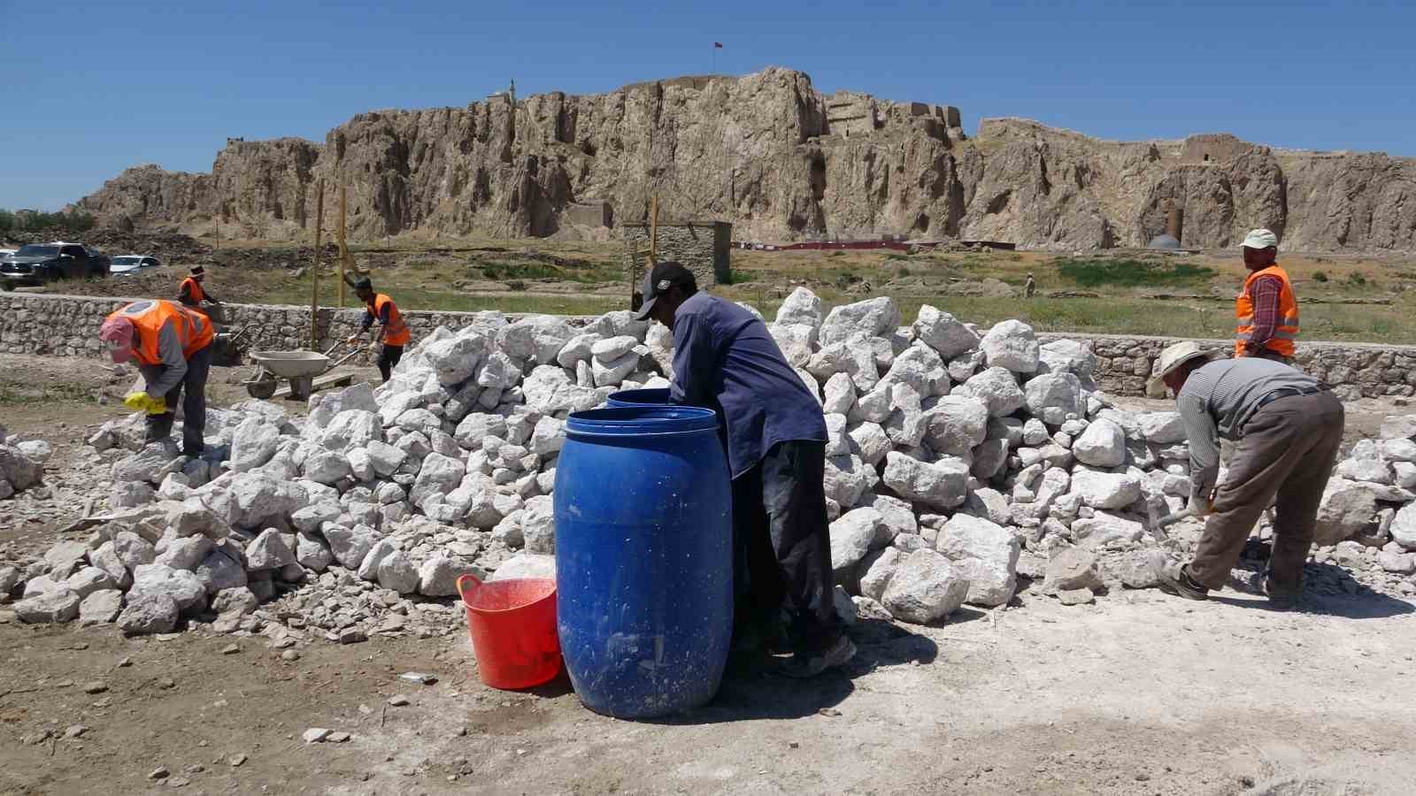Eski Van Şehri’nin surları ayağa kaldırılıyor