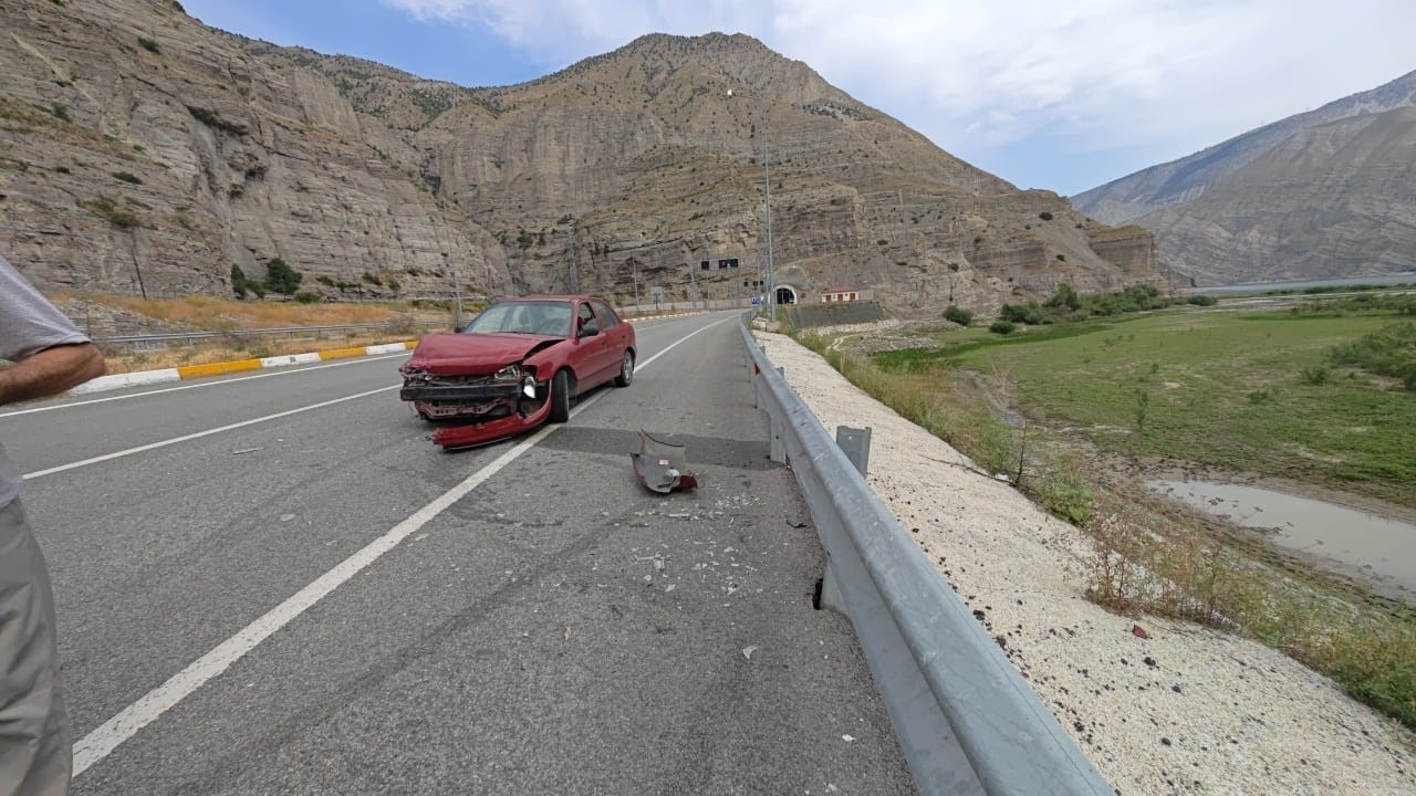 Erzurum’da trafik kazası, emniyet kemeri hayat kurtardı