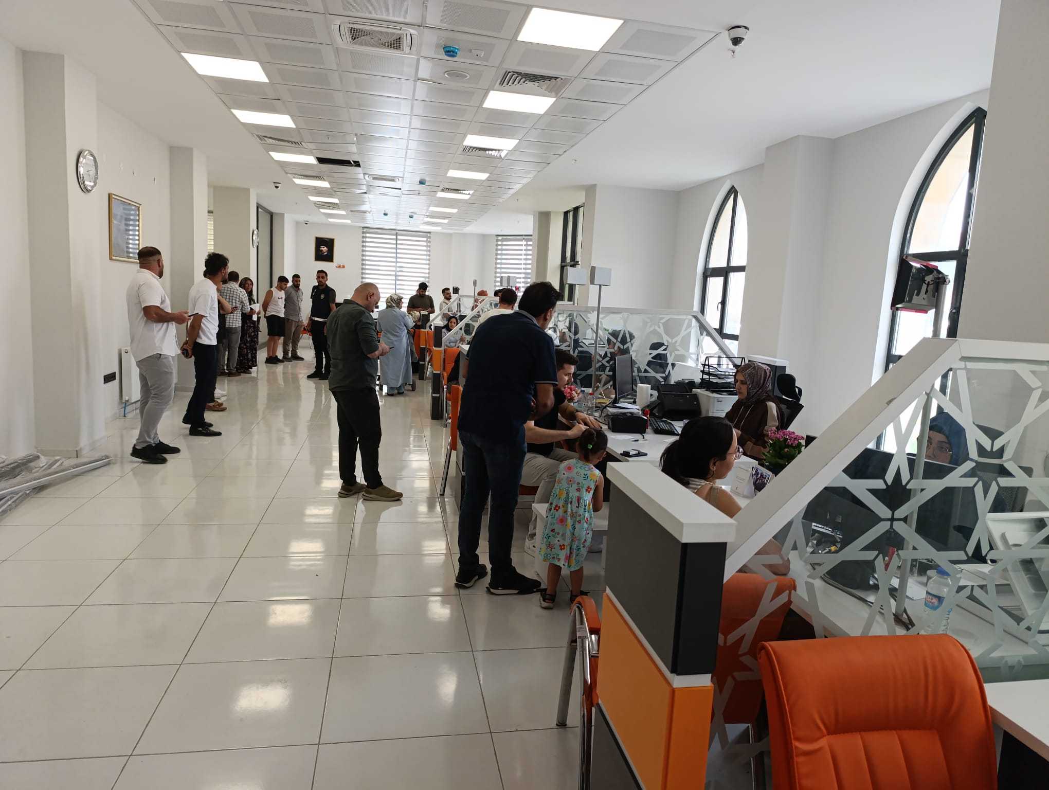 Van’da Ehliyet Yenilemede Son Gün Yoğunluğu: Vatandaşlar Müdürlüklere Akın Etti