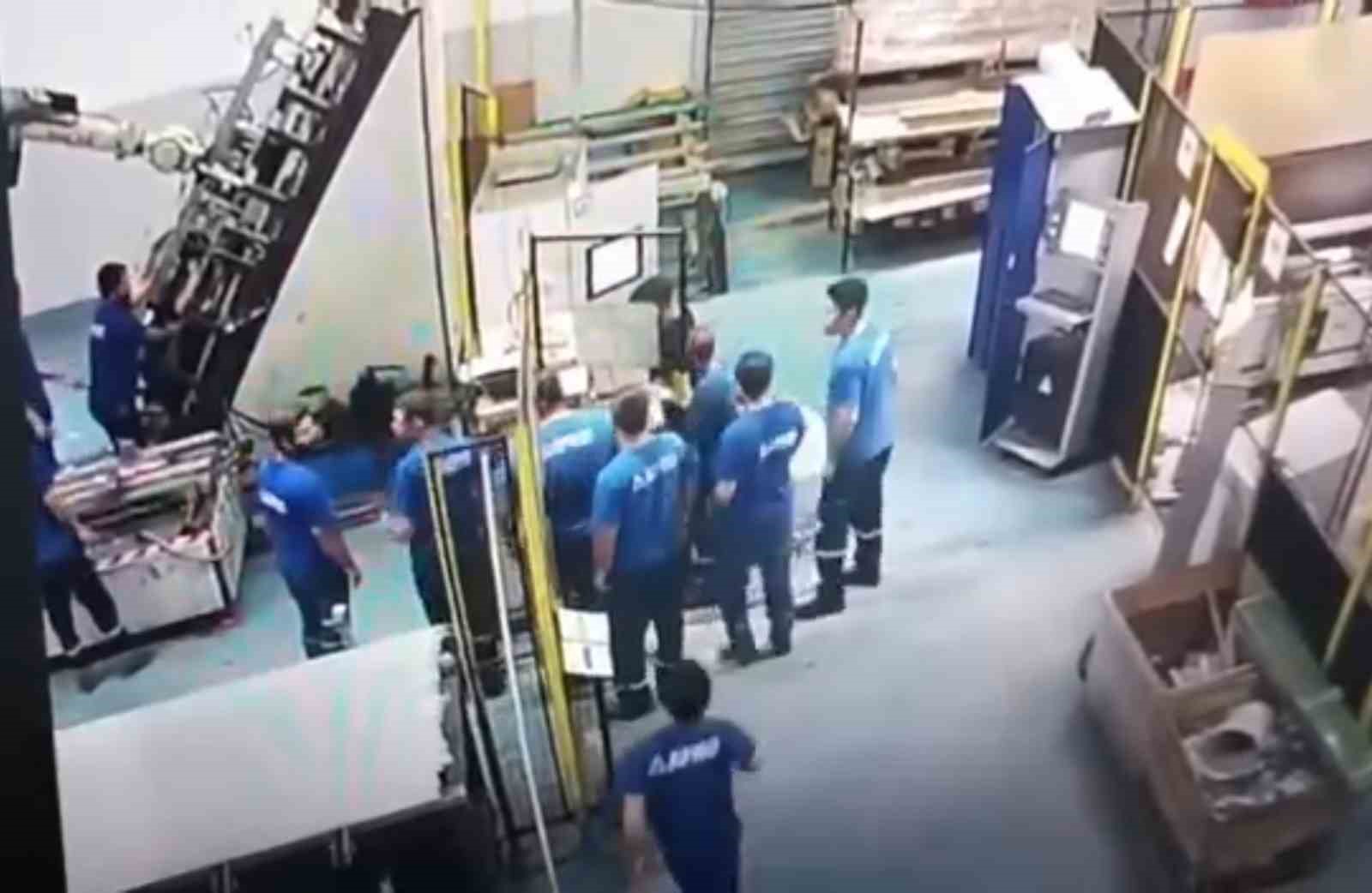Fabrikada Feci Kaza: Makine İşçinin Sırtına Saplandı!