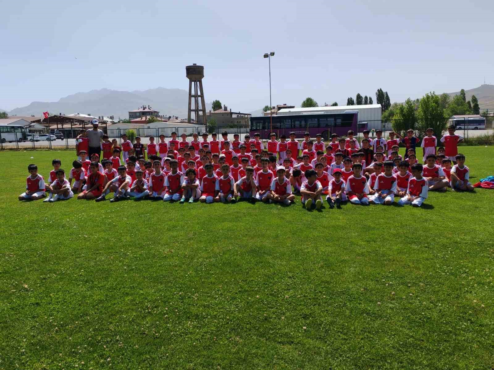 Futbol yaz spor okulu eğitimlerine devam ediyor