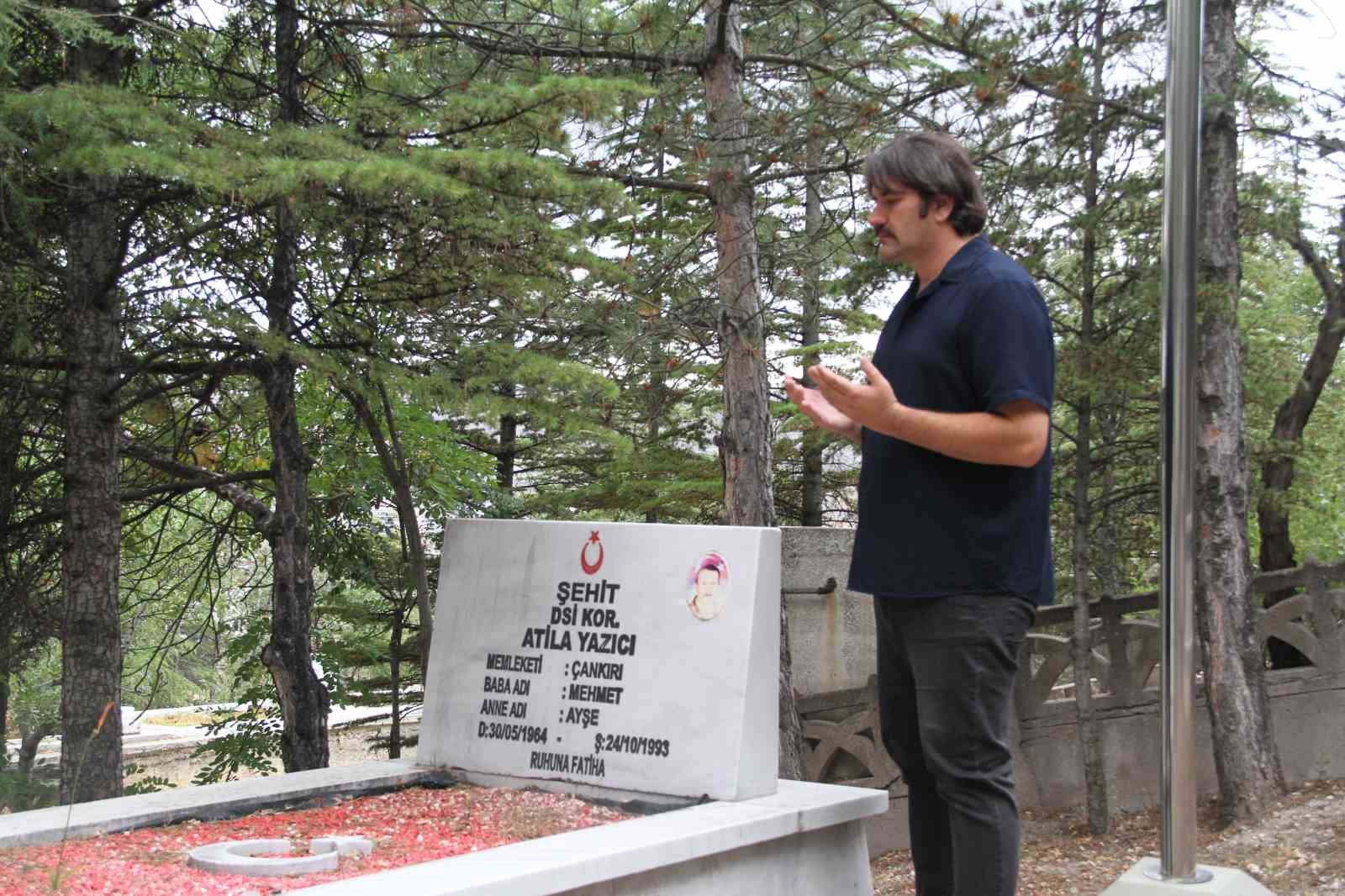 Haberlerden etkilendi 8 yılda 8 bin şehidin kabrini ziyaret etti