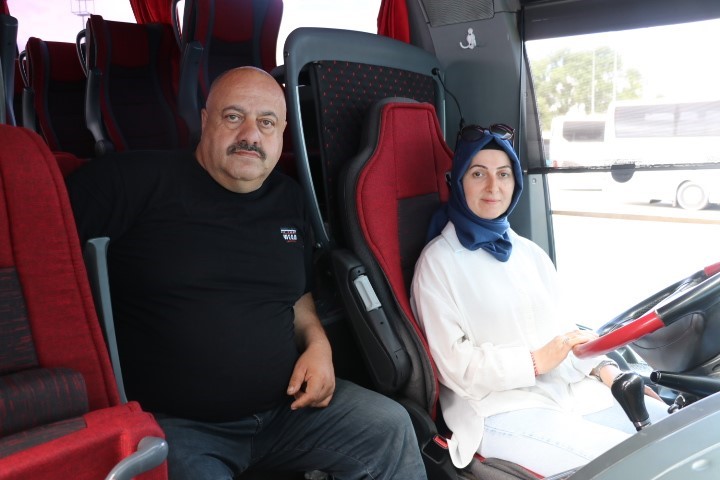 Hayalini Gerçekleştirdi: Kocasıyla Aynı Otobüste Şoförlük Yapıyor!