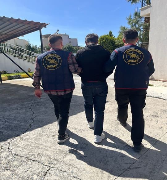 Hırsızlık suçundan aranan şahıs JASAT’tan kaçamadı