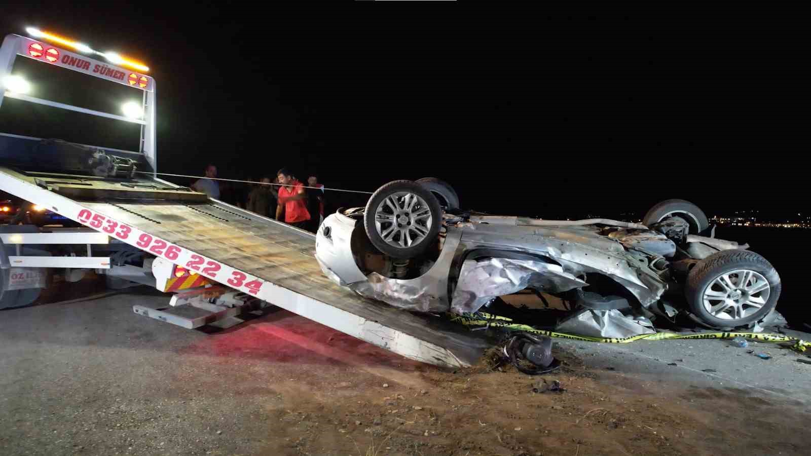 İki otomobil kafa kafaya çarpıştı: 3 ölü