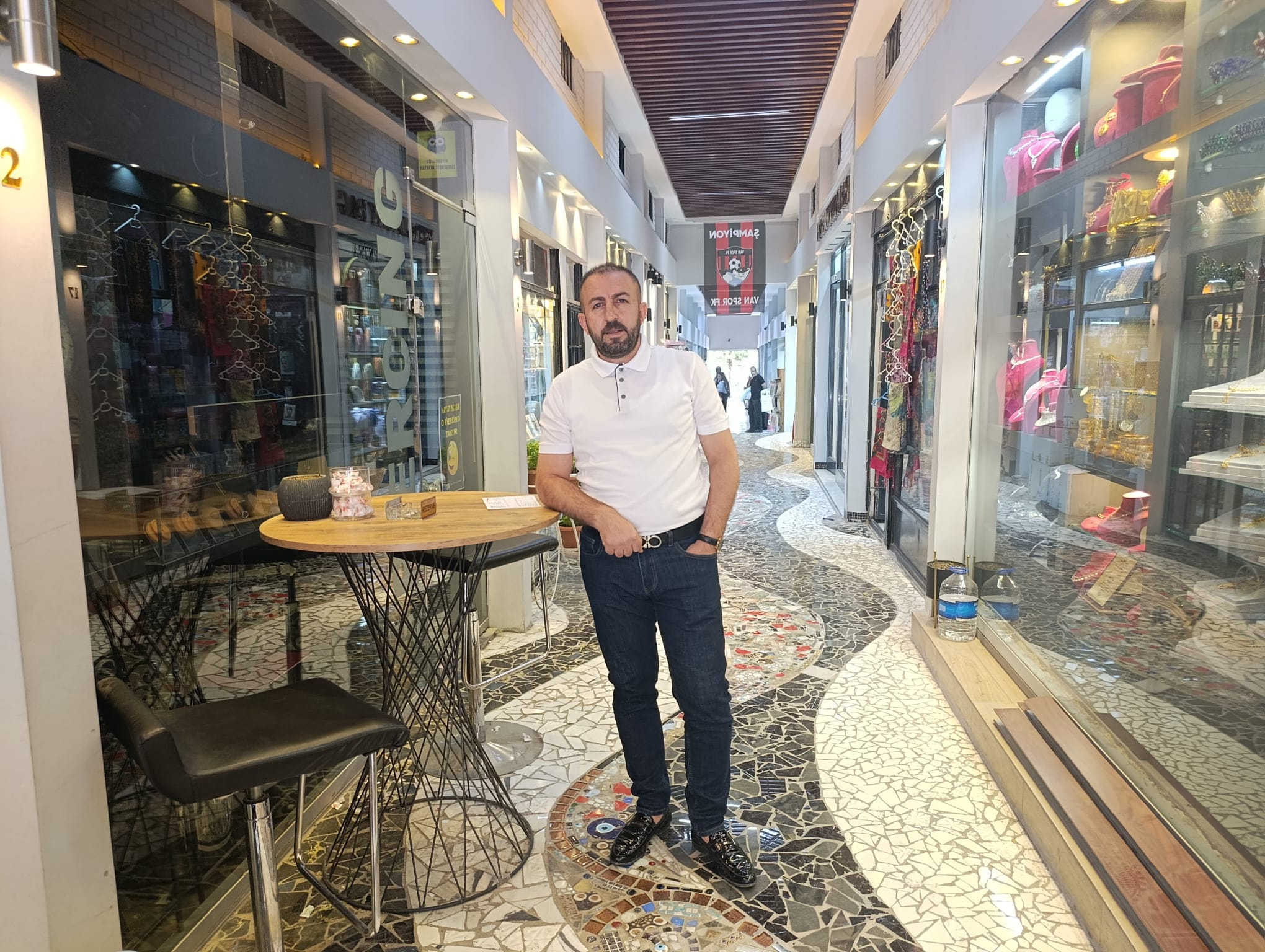 Van’ın İran Çarşısı Yeni Haliyle Göz Kamaştırıyor