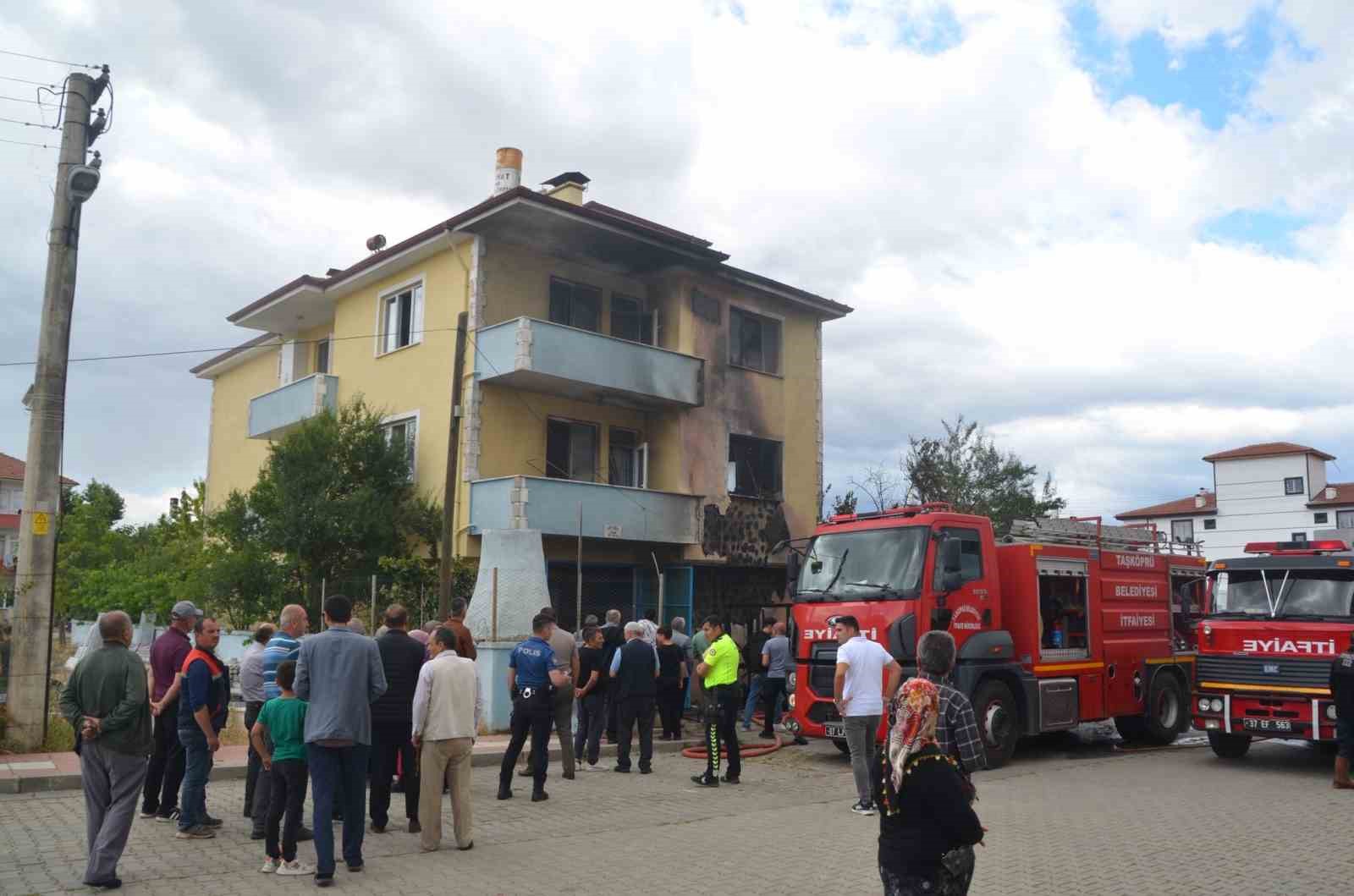 Kastamonu’da televizyon patladı: 3 katlı evi küle çevirdi