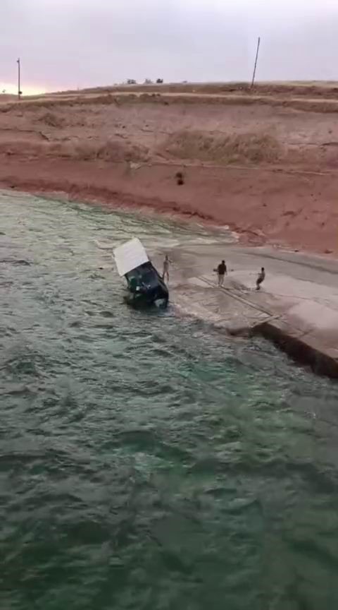 Kıyıdaki tekne rüzgarın etkisiyle suya gömüldü