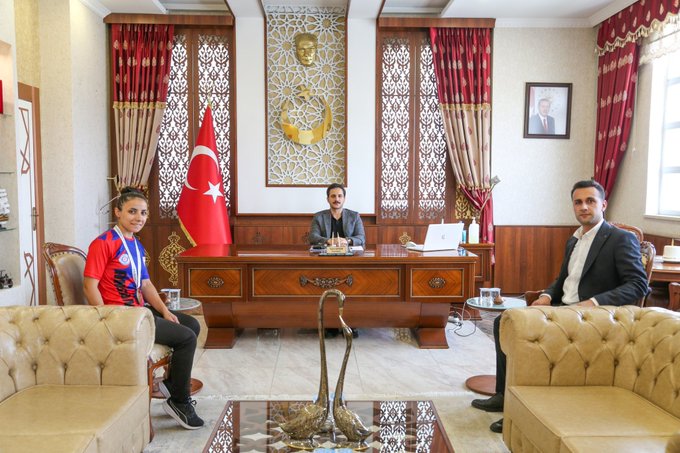 Gürpınar’ın Şampiyon Kızı Güneş’e Kaymakamdan Tebrik