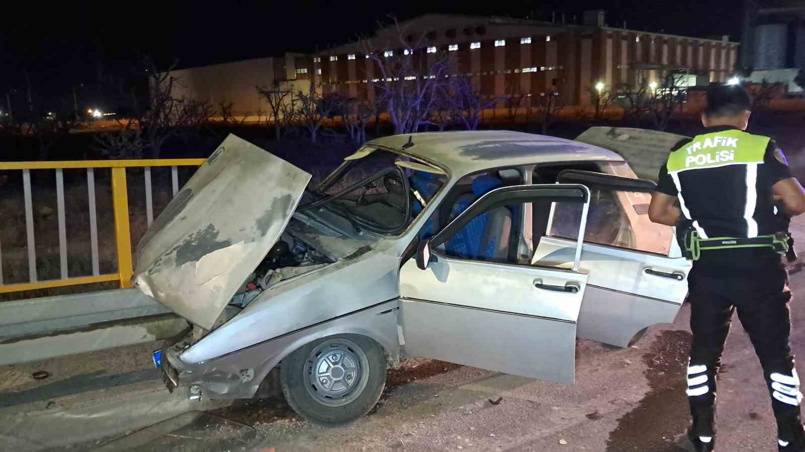 Kontrolden çıkan otomobil bariyerlere çarptı