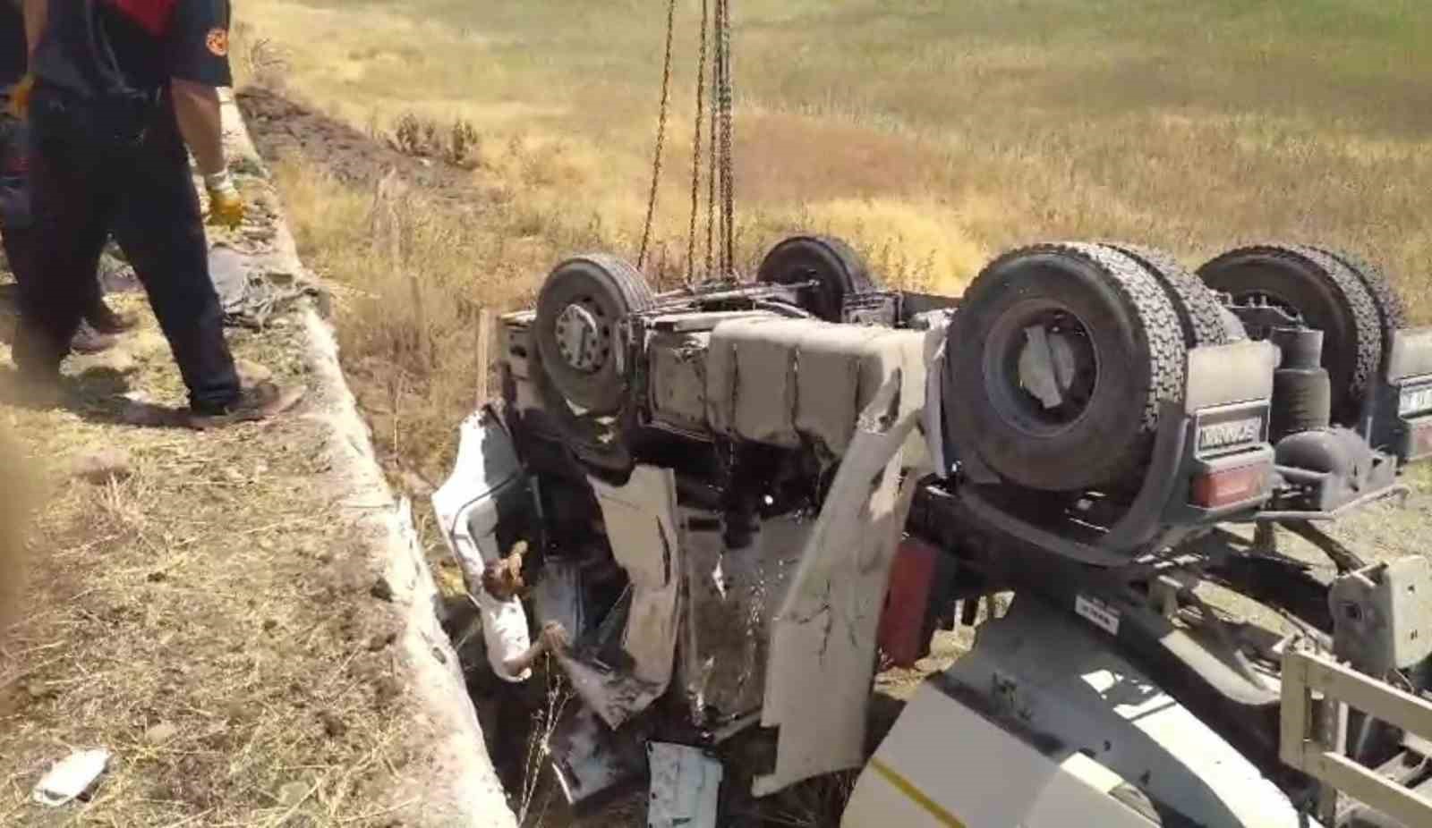 Kum kamyonu şarampole devrildi: 2 yaralı