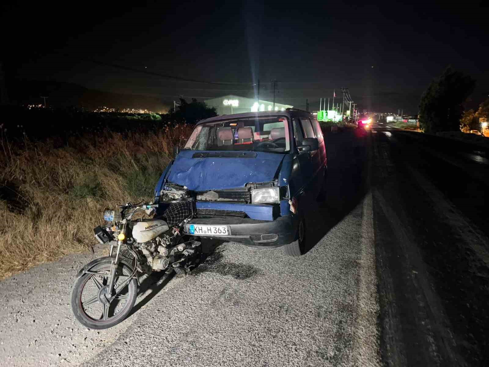 Minibüs motosiklete çarptı: 3 yaralı