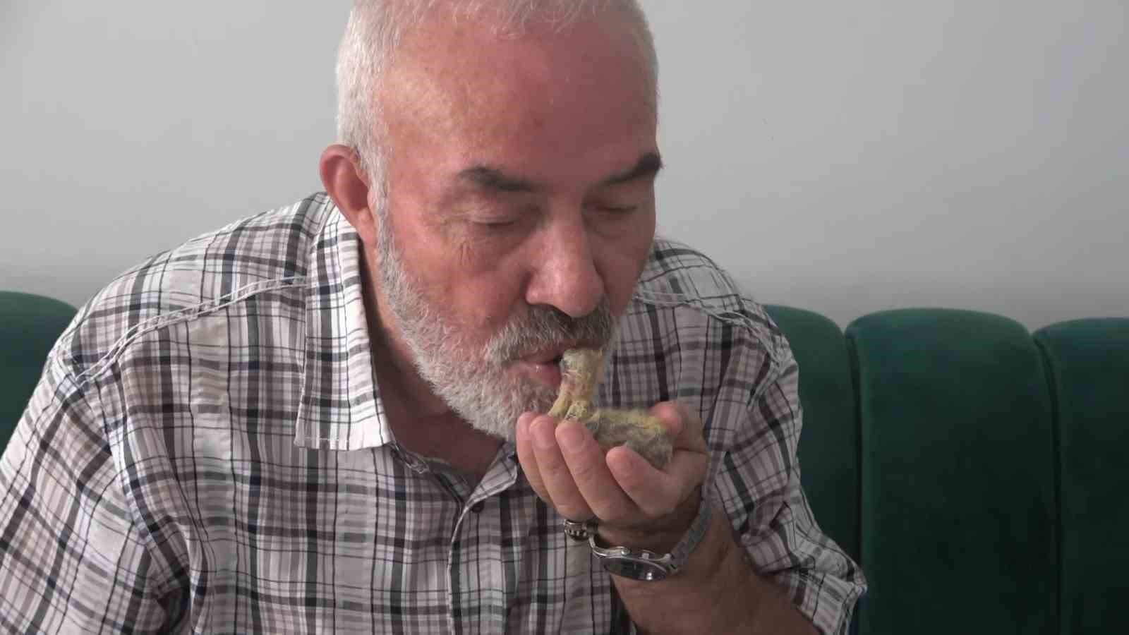 Ölmek üzereyken bulduğu kuşu elleriyle değil, ağzıyla besliyor
