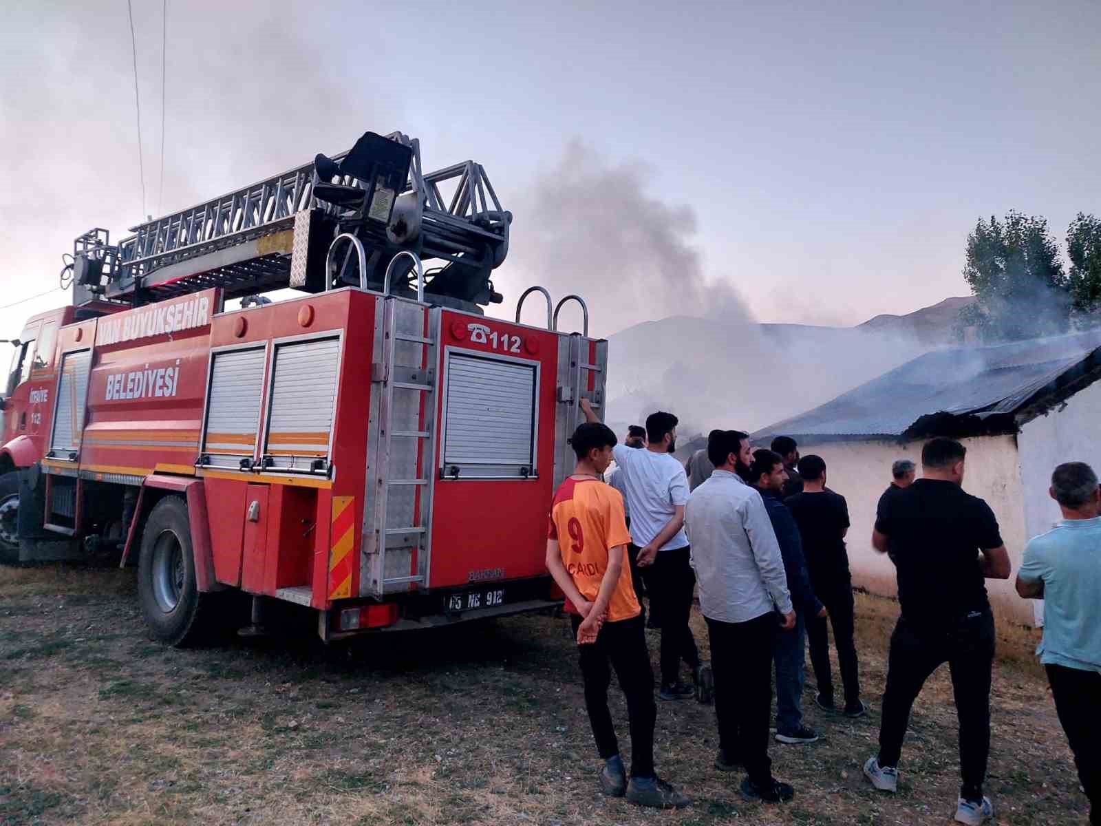 Özalp’te Çıkan Yangın Maddi Zarara Neden Oldu