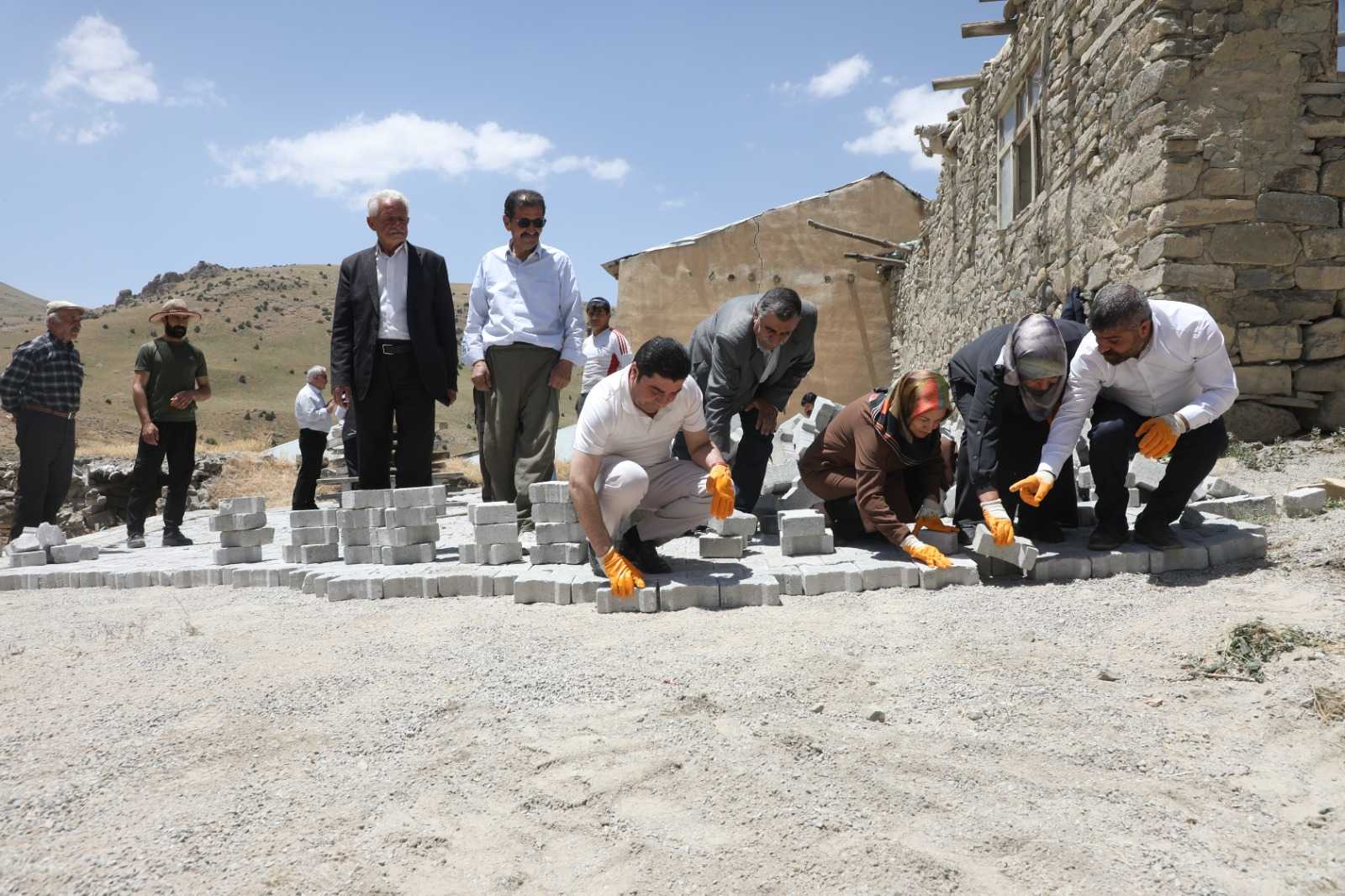 Gürpınar’da mahalle yolları parke taşıyla buluşmaya devam ediyor