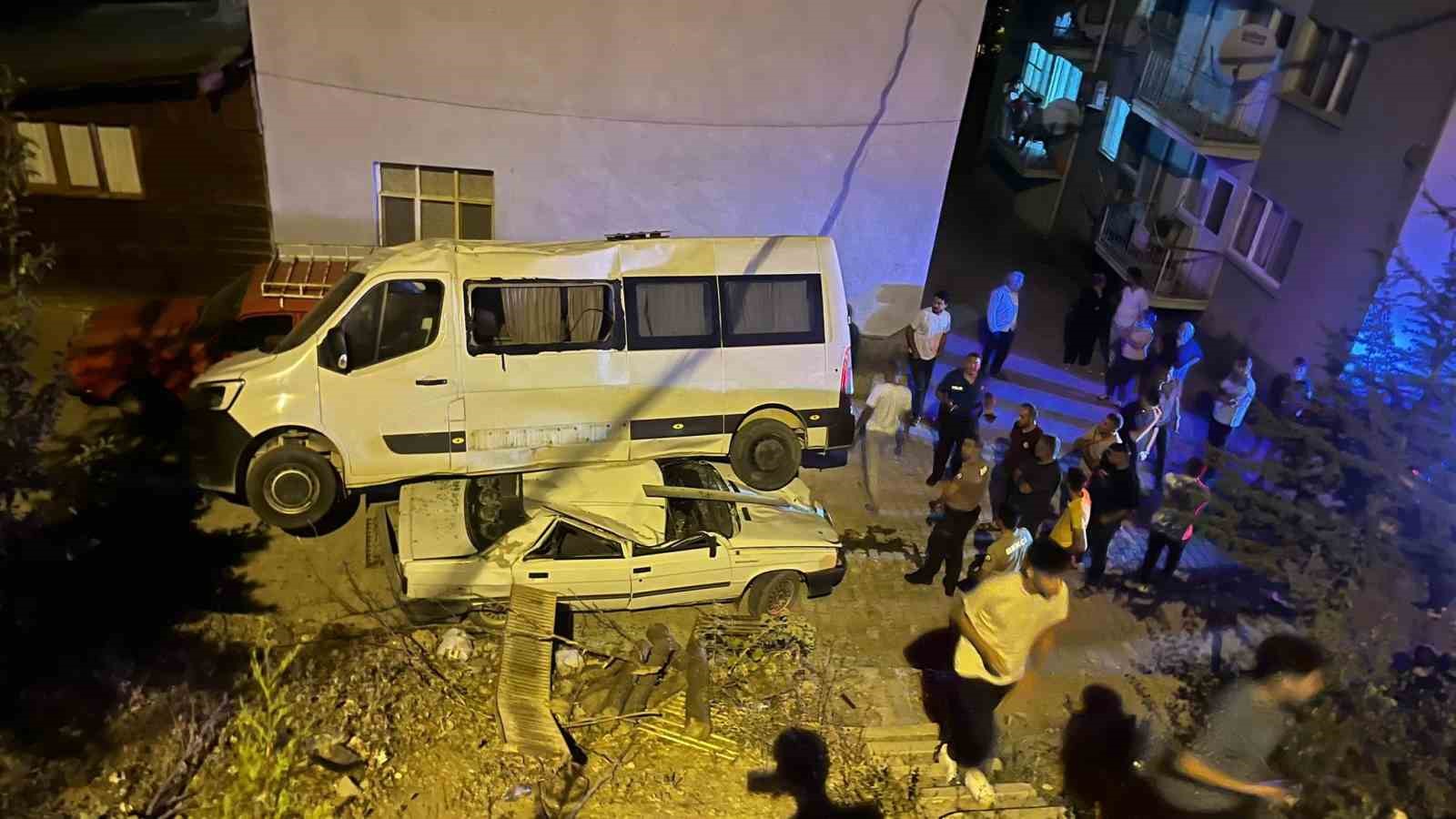 Park halindeki minibüs otomobilin üzerine devrildi