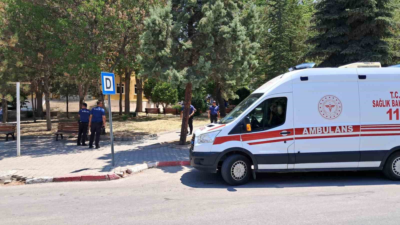 Parkta bıçaklı kavga: 1 yaralı