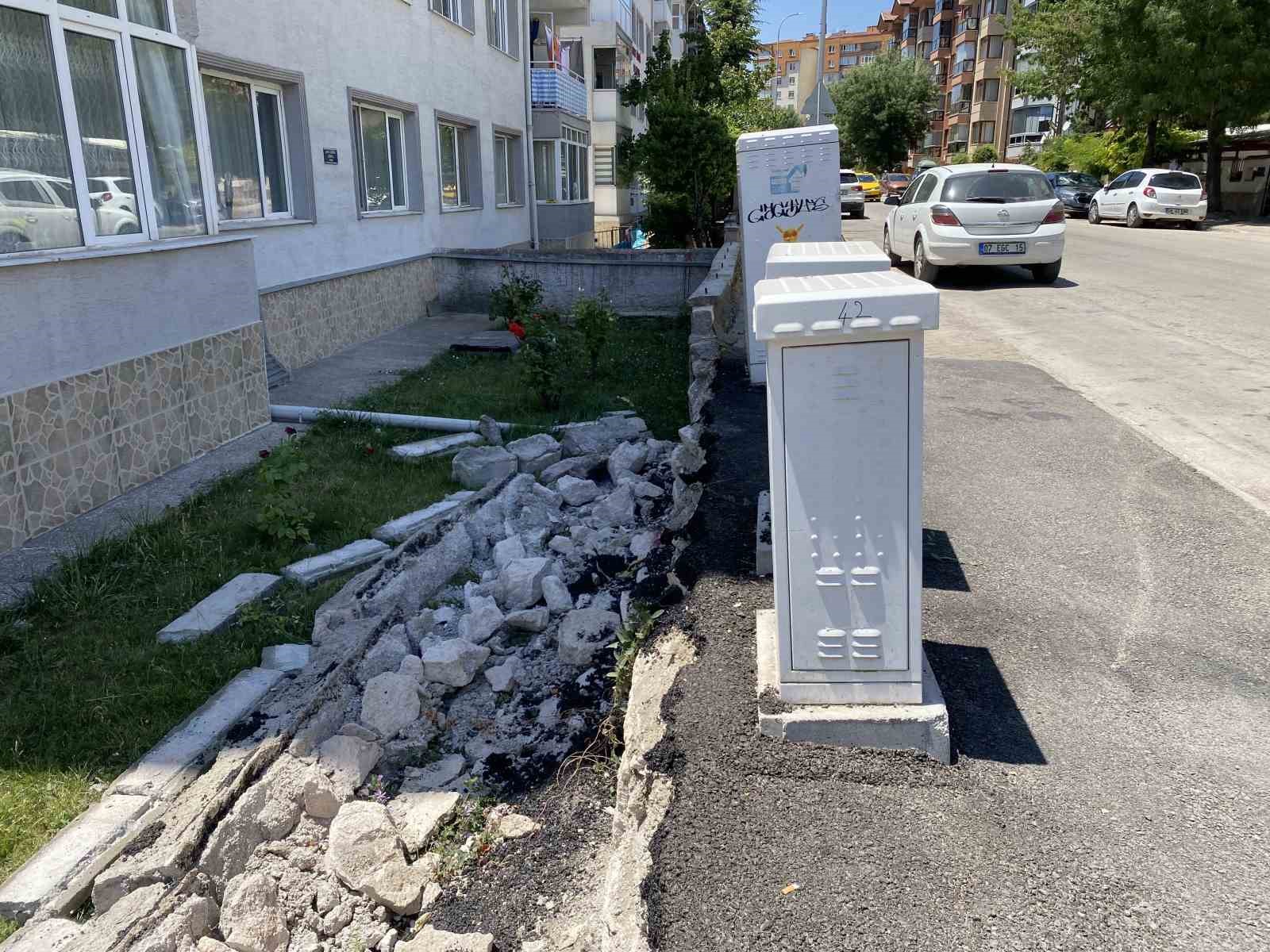Pazarcıların Park Ettiği Kamyon Bahçe Duvarını Yıktı!