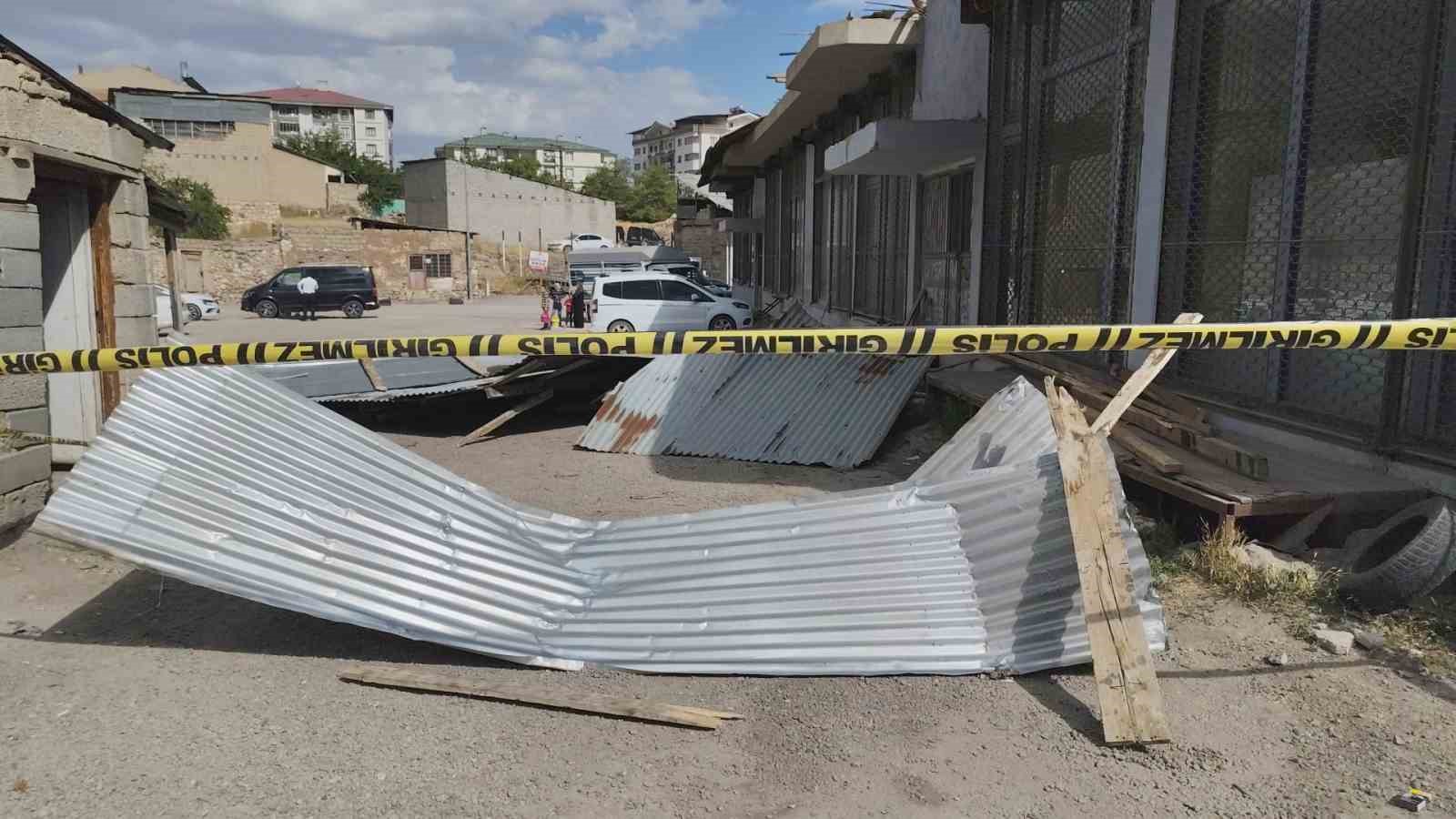 Van’da rüzgar çatıları uçurdu, 3 araç hasar gördü