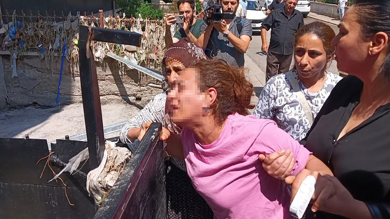 Sel nedeniyle evinde çocuğuyla mahsur kalan kadın sinir krizi geçirdi