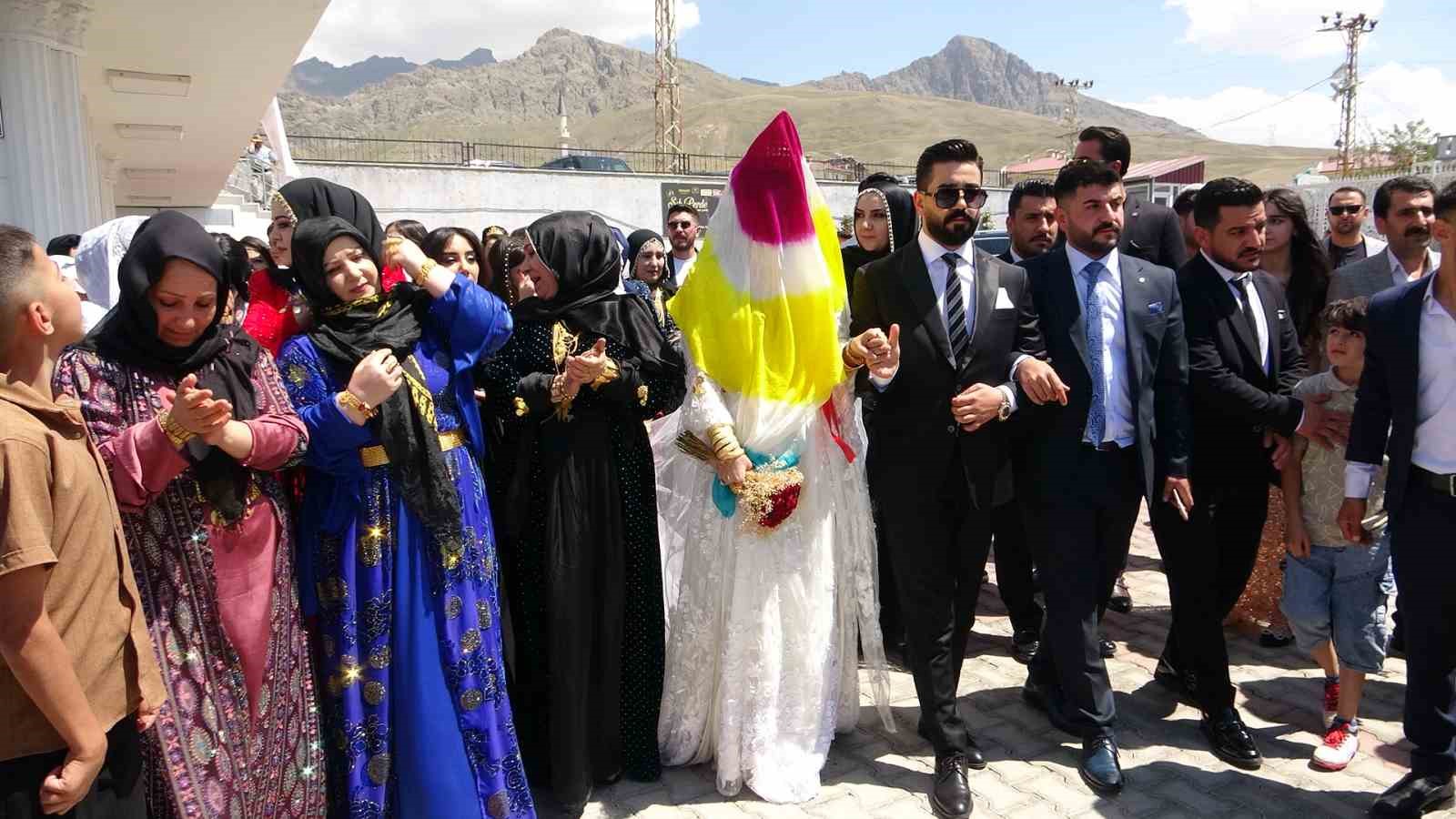 Van’daki Aşiret Düğününde Yeni Takı Geleneği