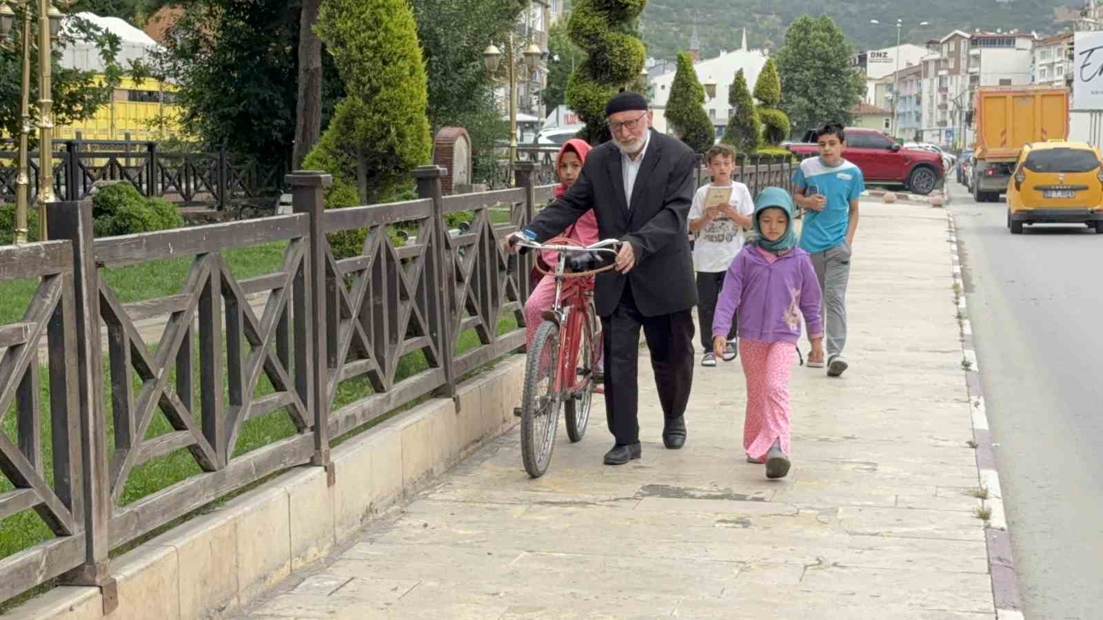 Torunlarını Kur’an Öğrensin Diye Her Gün Camiye Götürüyor