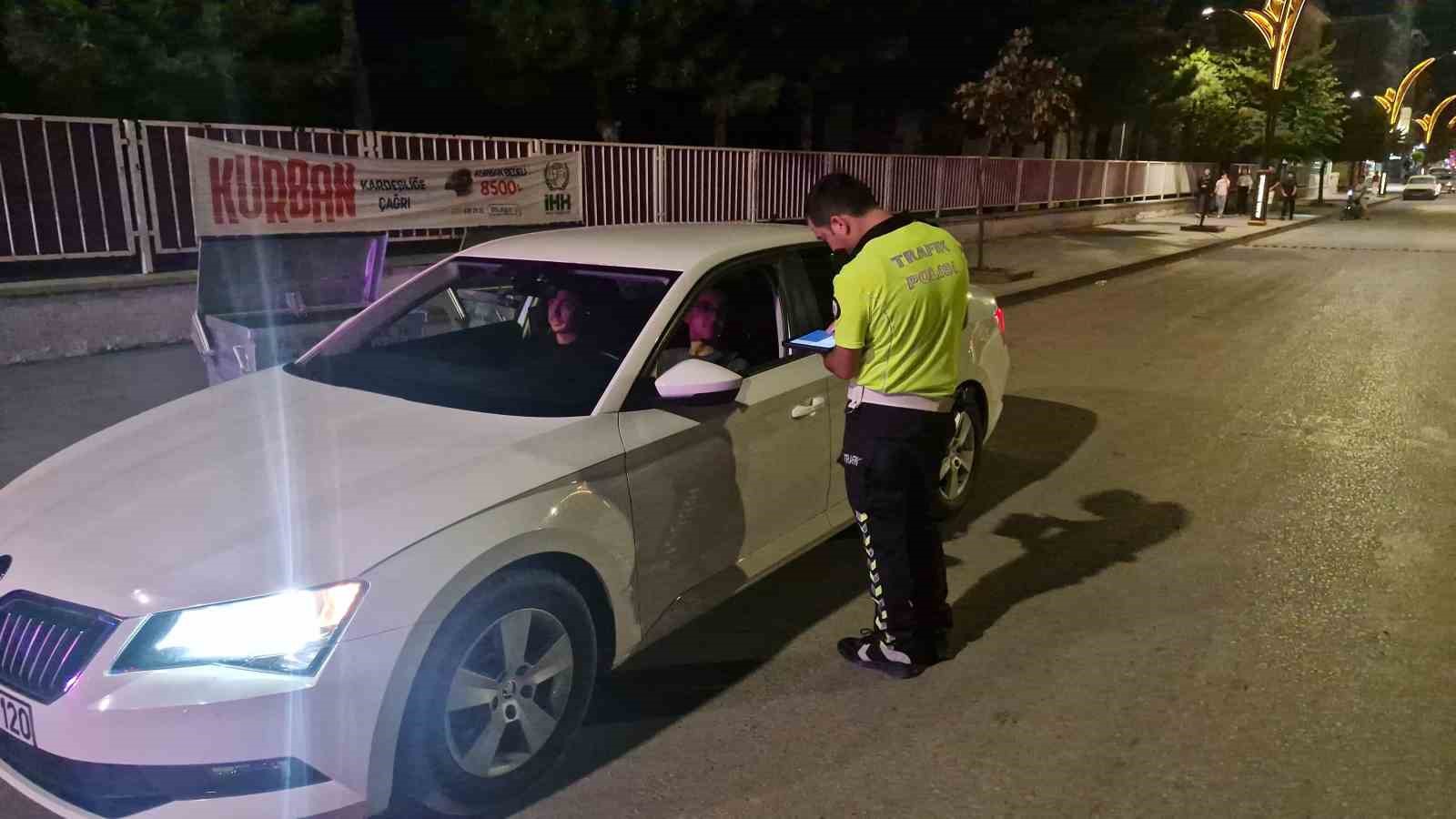 Trafik kurallarını ihlal eden 15 araç sürücüsüne ceza