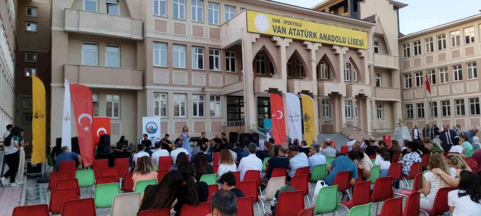 Van Atatürk Lisesi mezunları ikinci kez bir araya geldi