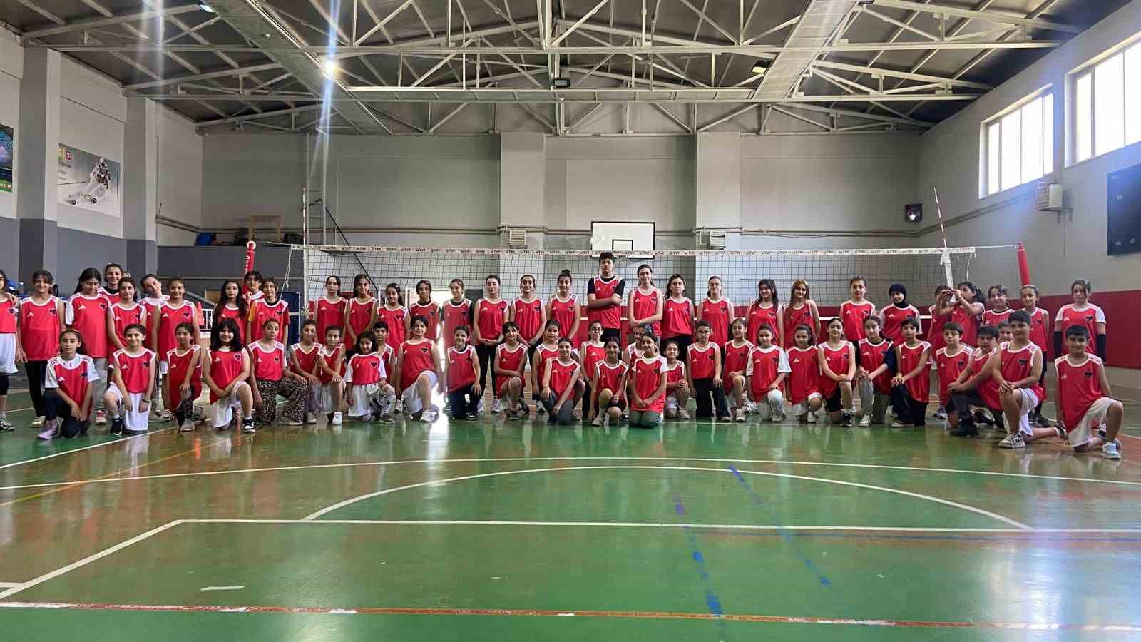 Van Büyükşehir Belediyespor ücretsiz geleceğin voleybolcularını yetiştiriyor