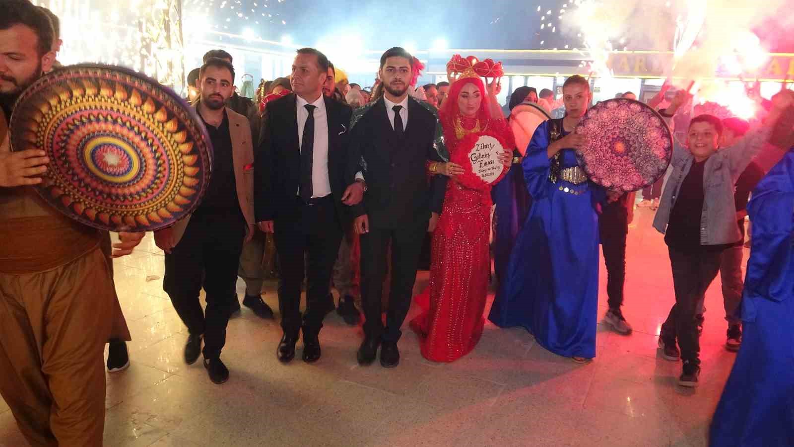 Van’da aşiret düğününde damada 7 buçuk milyon, geline 1 buçuk kilo altın takıldı