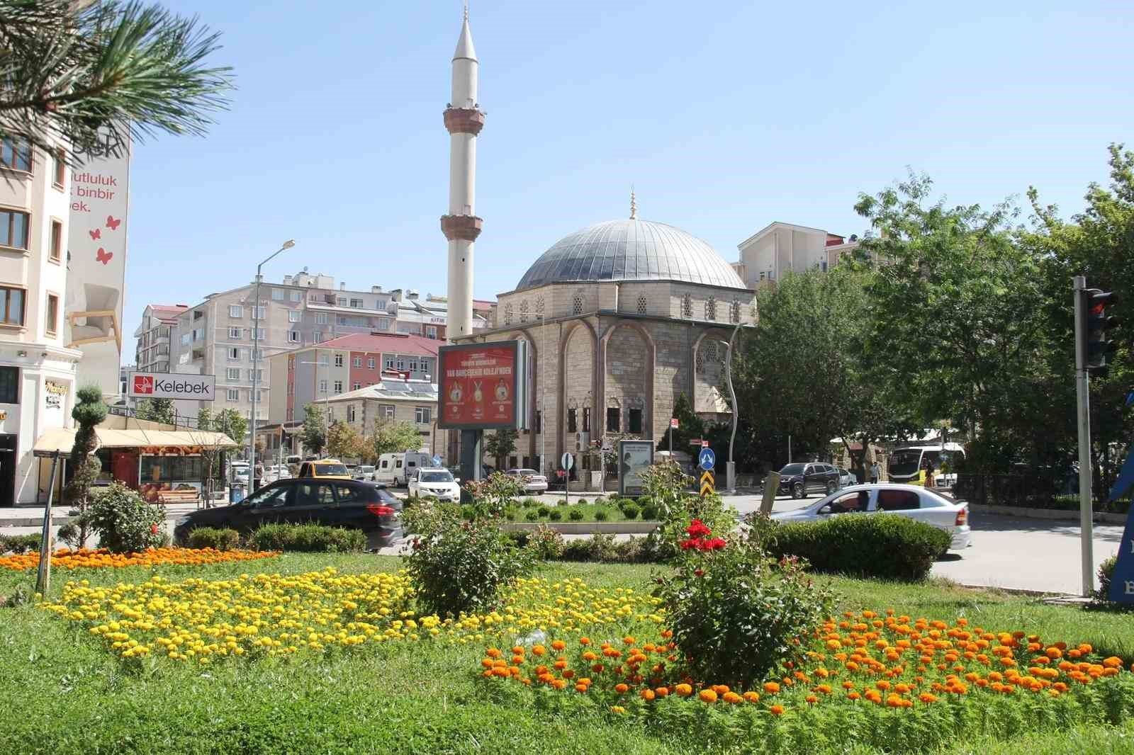 Van’da cadde ve kavşaklar çiçek açtı