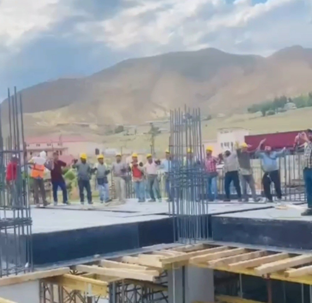 Van’da Düğün salonunda çalan müziğe inşaat işçileri de eşlik etti