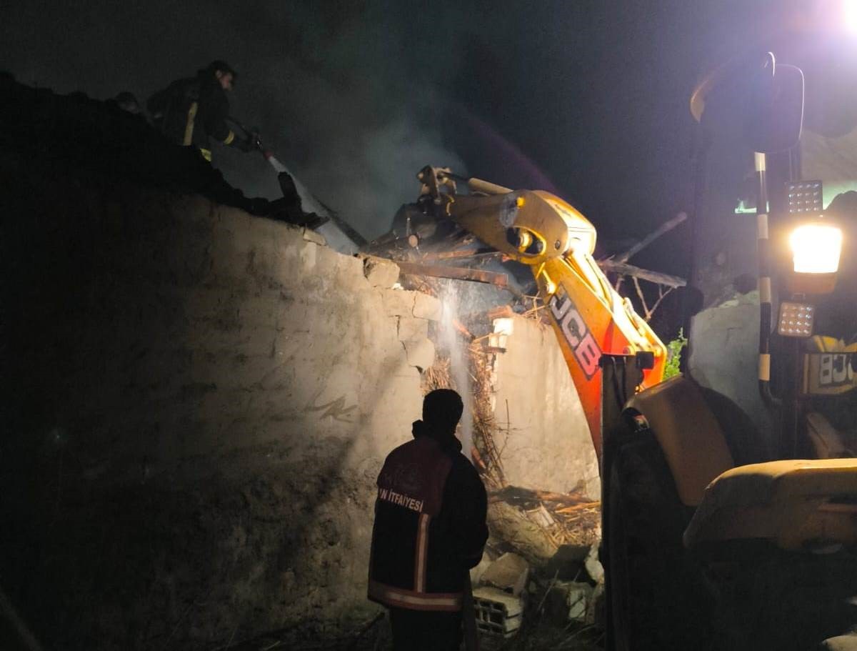 Van’da geceyi aydınlatan yangın: Samanlık küle döndü