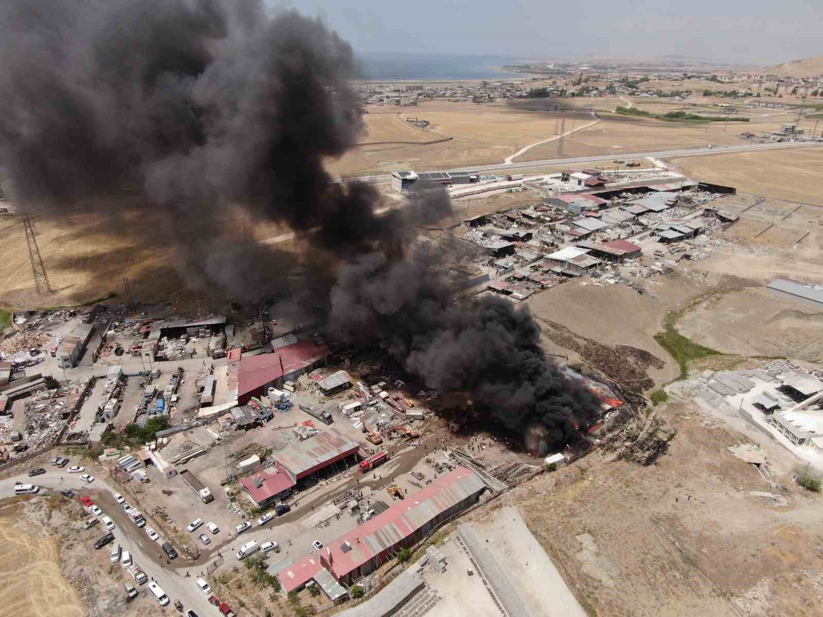 Van’da geri dönüşüm tesisinde çıkan yangına itfaiye ve TOMA’dan müdahale