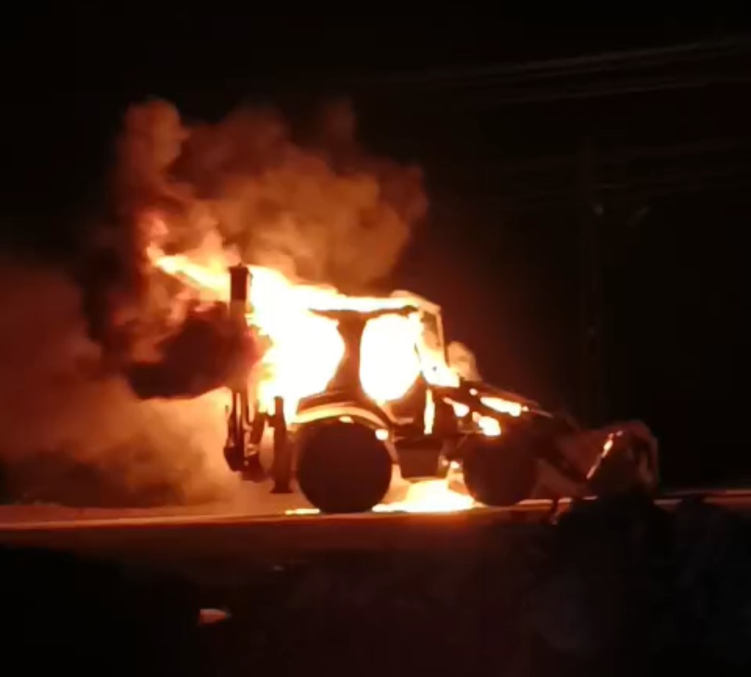 Van’da iş makinesi alev alev yandı