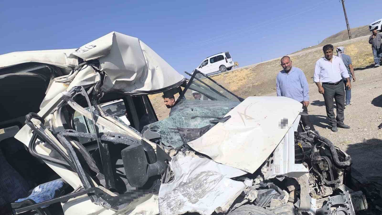 Van’da minibüs ile kamyon çarpıştı: 1 yaralı