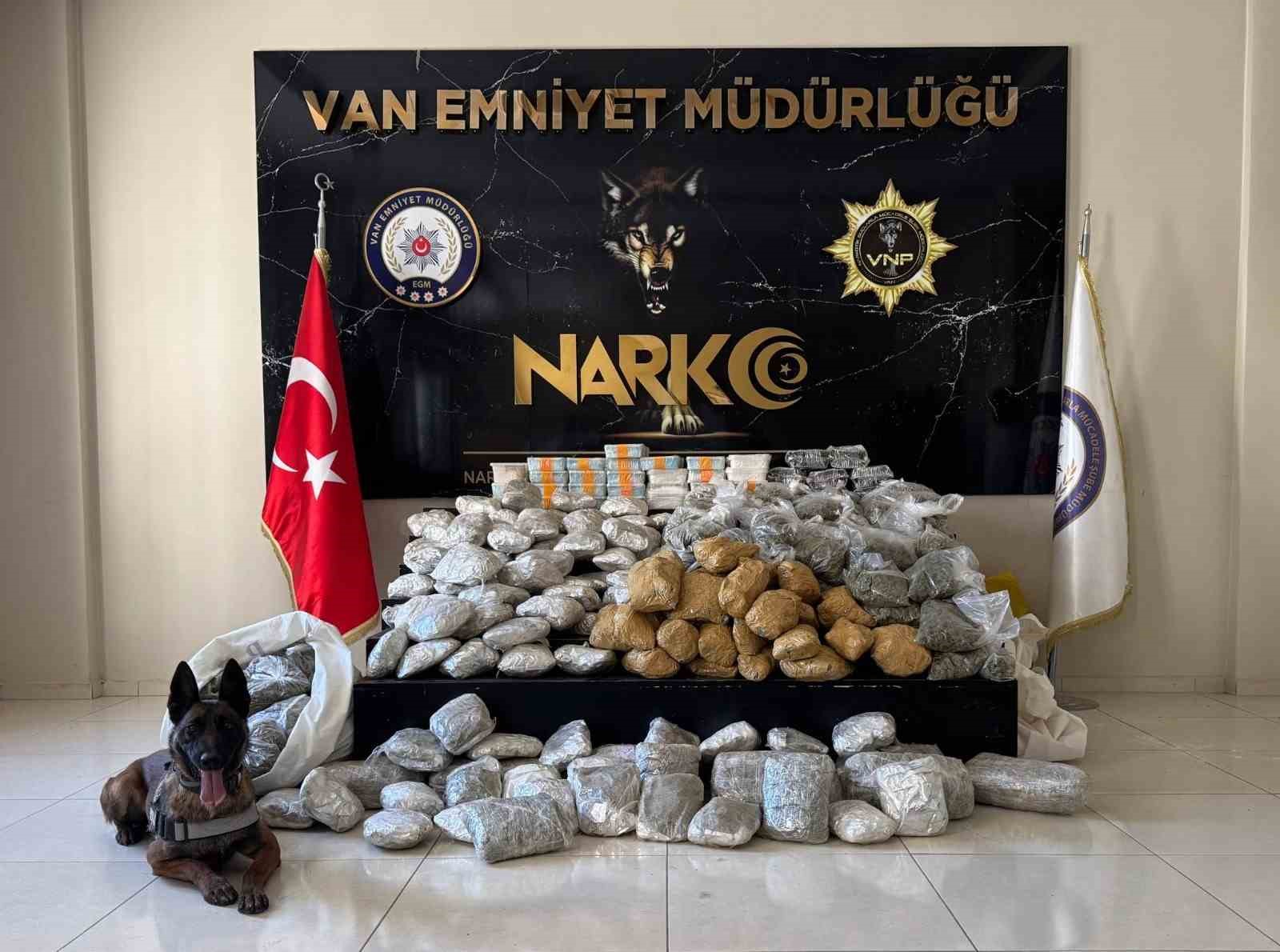 Van’da yün çuvallarının içinden 122 kilo uyuşturucu çıktı