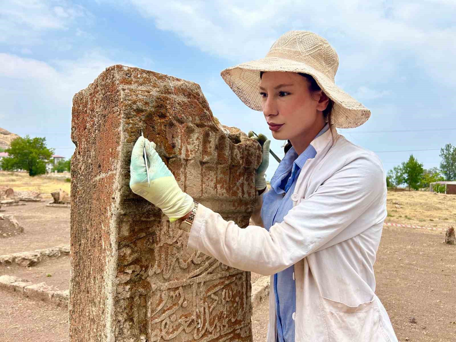 Van’daki Selçuklu Mezarlığı’nda 6 yeni mezar daha gün yüzüne çıkarıldı