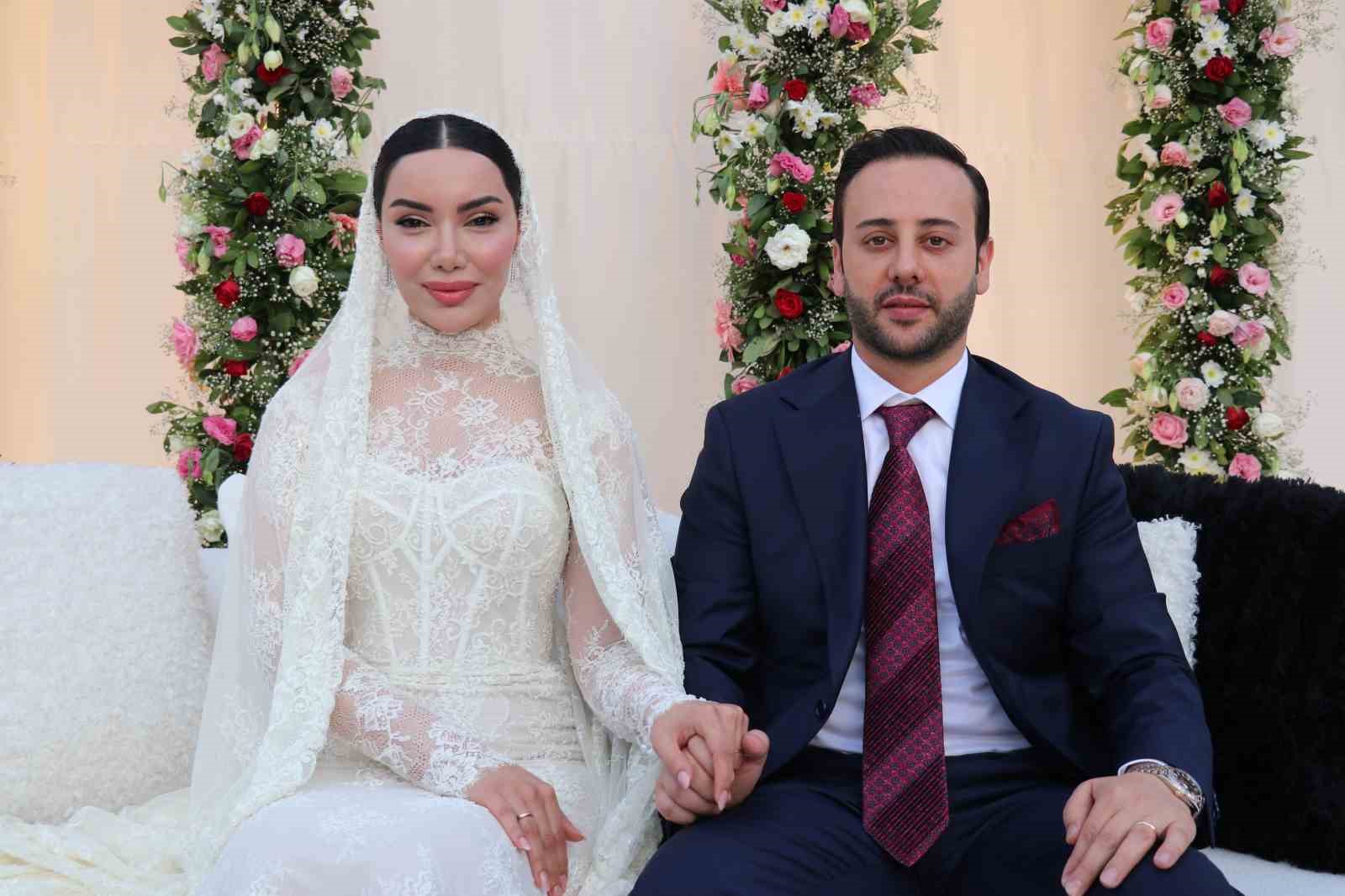 Vanlı iş adamı takısız düğünle dünya evine girdi