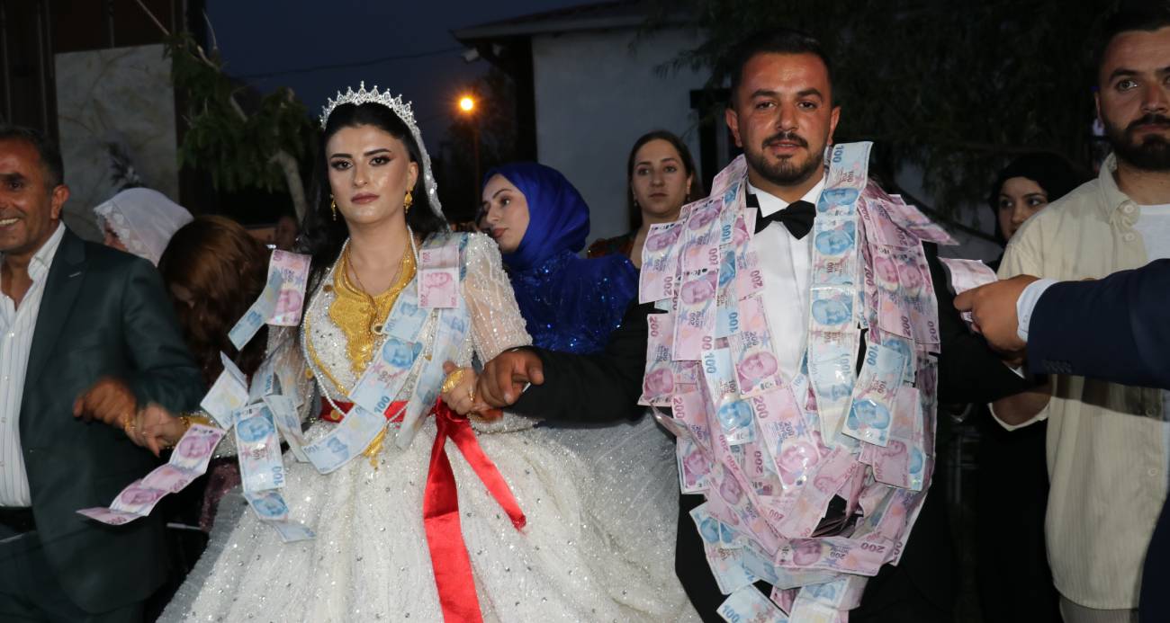 Van’da geline 2 kilo altın, damada 6 buçuk milyon TL takıldı