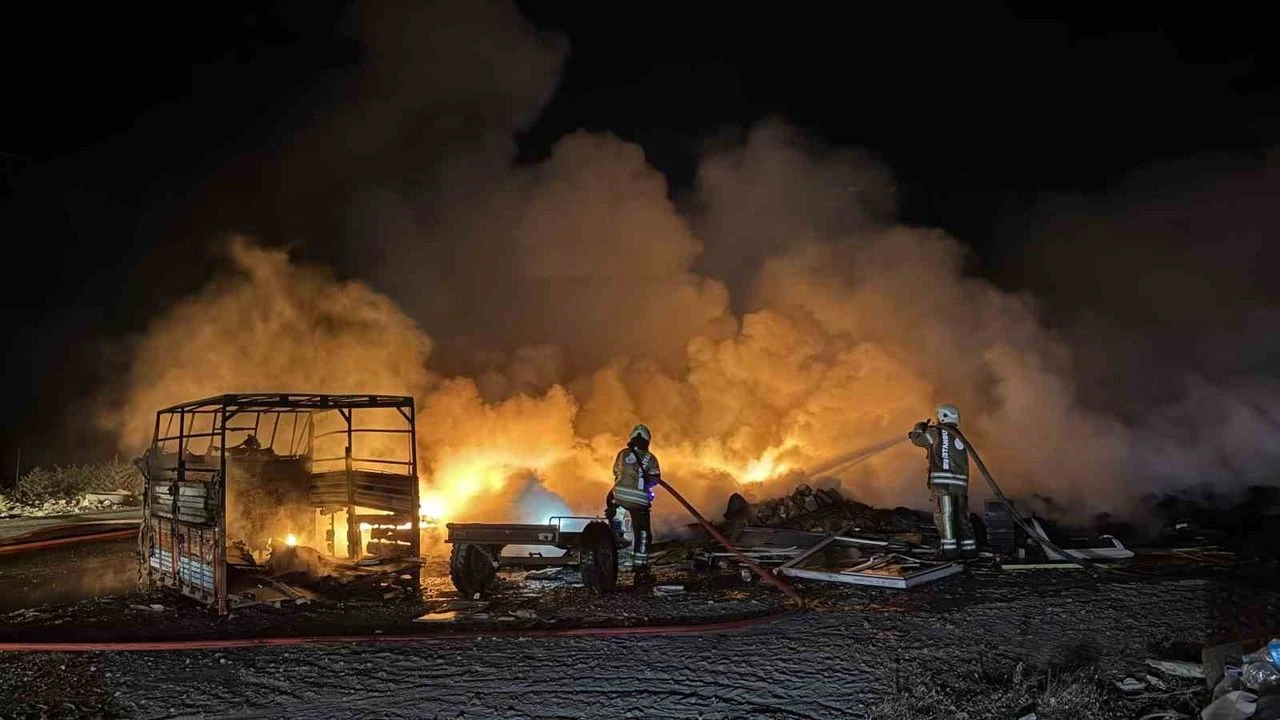 Lastik Deposunda Çıkan Yangın Bina Çatısına Sıçradı