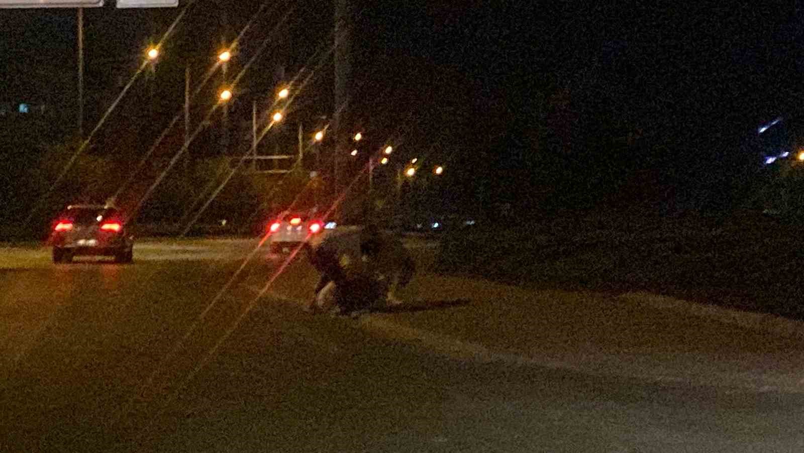 Yol kenarında 3 gencin tekme tokat kavgası kamerada