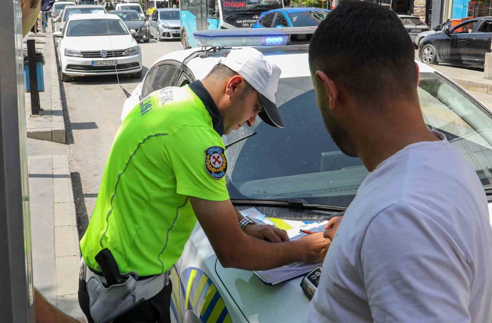 Van’da otobüs durakları, engelli rampaları ve yaya geçitlerinde sıkı denetim