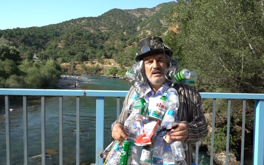 Çevre temizliğine dikkat çekmek için tiyatro performansı sergiledi