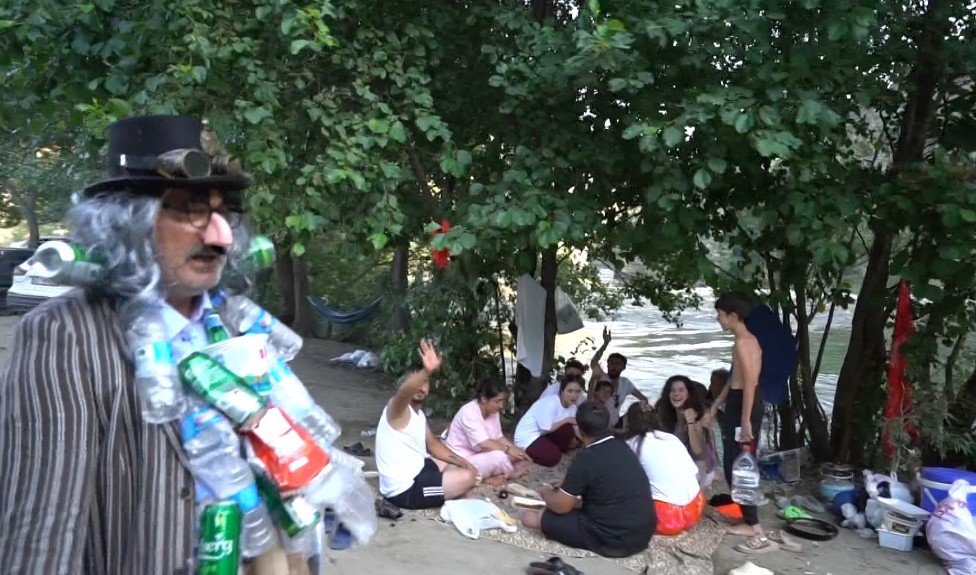 Çevre temizliğine dikkat çekmek için tiyatro performansı sergiledi