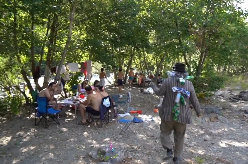 Çevre temizliğine dikkat çekmek için tiyatro performansı sergiledi