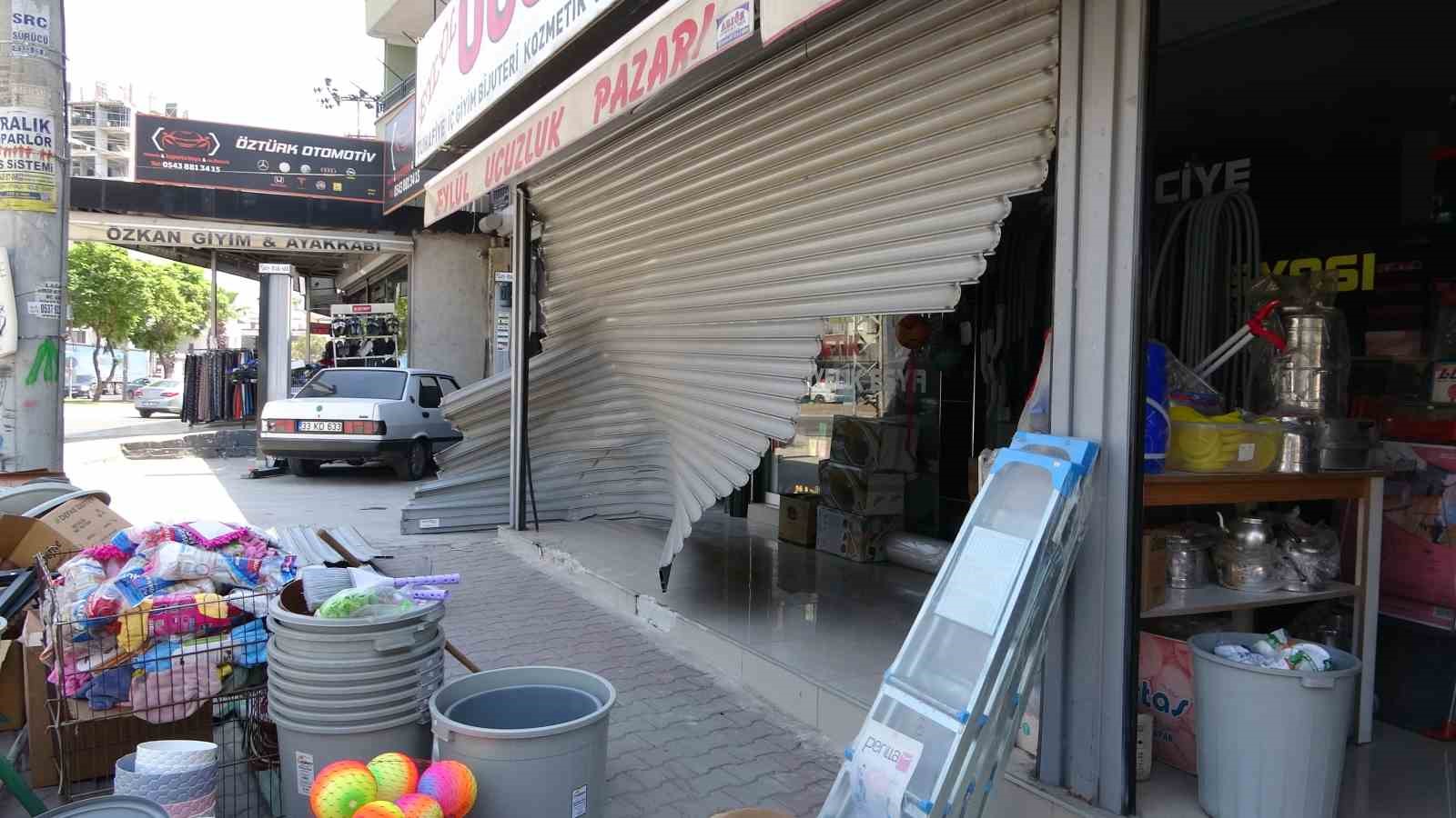 Araç işyerine daldı: 2 yaralı